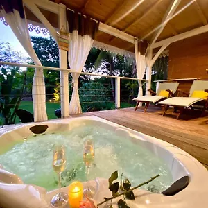 Gaïa - Ti-zen Et Son Jacuzzi Niché Dans Un Jardin Tropical, En Amoureux , Le Diamant Martinique